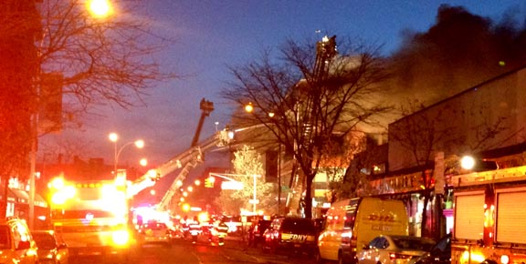 Los bomberos lucharon contra las llamas por más de cinco horas. Foto Percy Luján