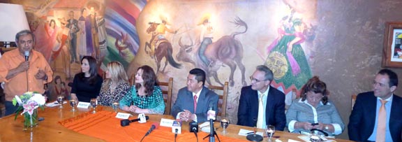 En el restaurante Mexican Festival, en rueda de prensa, desde la izquierda, Carmelo Maceda, Verónica Contreras del Telemundo canal 47, Griselda Guerra del Dialy News, la actriz Lupita Ferrer, Jaime Lucero, Ramón Pineda del Univisión Canal 41, Angela de Univision, y Carlos Gerardo Izzo del Consulado Mexicano en Nueva York. 