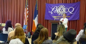 Aida González dirigiéndose a la audiencia durante la entrega de premios del Centro Cultural Latinoamericano de Queens (LACCQ). Fotos Javier Castaño