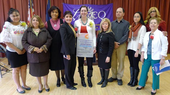 Al centro, de blanco, la asambleísta Nily C. Rozic, rodeada de otras mujeres que recibieron honores y de la directiva del LACCQ. La segunda de izquierda a derecha es la juez Carmen Velásquez