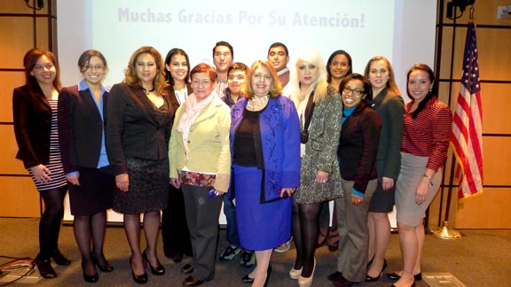 La jueza Carmen Velásquez, al centro y rodeada de estudiantes, activistas y abogadas. 