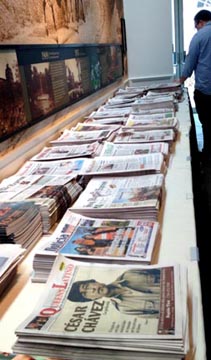 En primer plano el periódico QueensLatino, miembro de la NYPA.