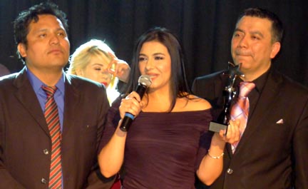 Desde la izquierda, Ricardo Ríos, fundador de los Premios Gruperos, Gabriela Beltrán, quien recibió el galardó como Máxima Figura de la Música Mexicana, y el productor musical Román Sánchez. 