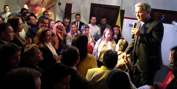 El ex presidente Alvaro Uribe con sus compatriotas en el restaurante Boulevard de Queens. Fotos Javier Castaño