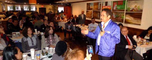 Vargas Lleras exponiendo su plataforma política en Nueva York y criticando al expresidente Alvaro Uribe. 