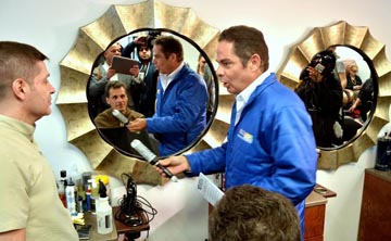 Vargas Lleras, candidato a la vicepresidencia de Colombia, visitando una peluquería de Jackson Heights, Queens. Foto John Caballero