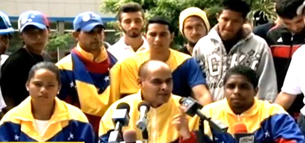 El estudiante venezolano Gerardo , al centro y acompañado de sus compañeros. 