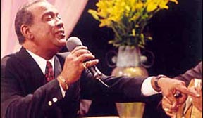 Cheo Feliciano cantando.