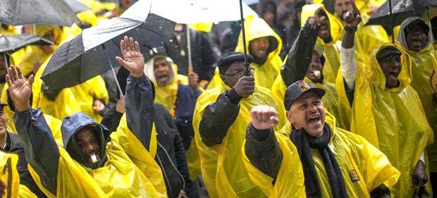 Miembros de la local 32BJ desafiando la lluvia y defendiendo a quienes limpian las escuelas públicas de Nueva York. Foto 32BJ
