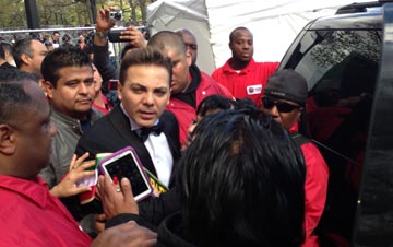 El cantante Cristian Castro perseguido por sus seguidores en el Parque Flushing.