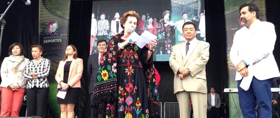 En la tarima del Festival 5 de Mayo, desde la izquierda, congresistas