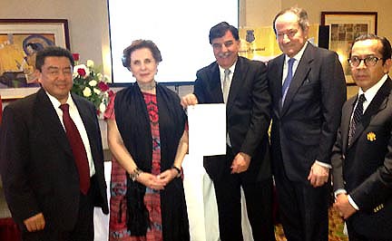 En la gala, dos sías antes del Festival 5 de mayo, se firmó un convenio de colaboración entre Casa Puebla y el estado de Tlaxcala. Desde la izquierda, Jaime Lucero, Sandra Fuentes-Barain, Mariano González, embajador Jorge Montaño y José Luis Sáncez Mastranzo, representante de las artesanías de Tlaxcala.