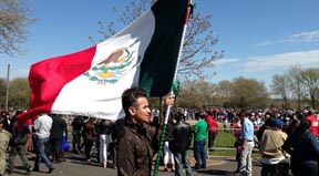 Un mexicano agitando la bandera mexicana en el Parque Flushing durante el Festival 5 de mayo. Fotos Javier Castaño