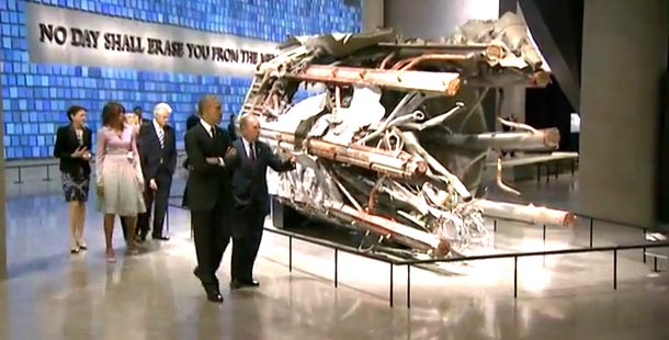 El presidente Obama, el ex alcalde de Nueva York, Michael Bloomber y otros dicnatarios el dia de la inauguración del Museo del 9/11. 