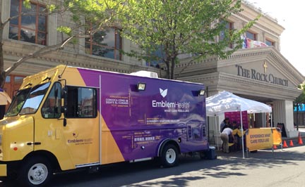 El camión informativo de EmblemHealth frente a la Iglesia Rock.