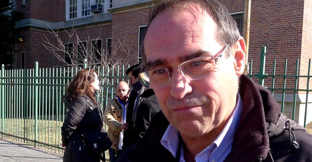 El congresista Jaime Buenahora frente a la escuela pública 69 de Queens el pasado 9 de marzo, día de elecciones. Foto Javier Castaño