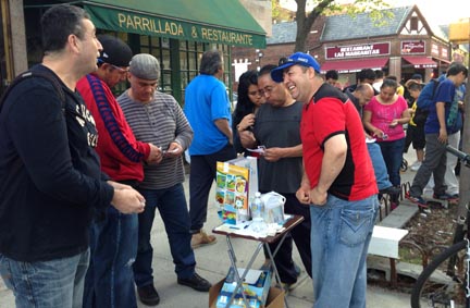 La fiebre del Mundial de Fútbol llegó a Queens. En la avenida 37 venden los cuadernos para llenarlos con calcomanías de los jugadores y los estadios de Brasil. Hay intercambio, trueque y venta de calcomanias durante todo el día. Foto Javier Castaño