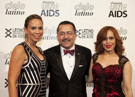 Dineen Garcia, VP, Diversity Strategies en Macy’s; Guillermo Chacón, Presidente de la Comisión; y Cenia Paredes, diseñadora. Foto Chasi Annexy