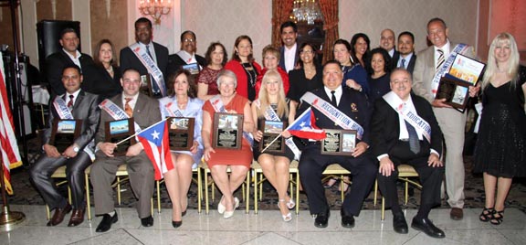 Miembros de la Junta de Directores junto a los homenajeados y reconocidos durante la Gala Banquete de Educación del National Puerto Rican Day Parade; entre ellos; Pedro Serrano, Benjamin Basilee, Erminia Claudio, Carmen Fariña, Dr, Estela I. Soto, Ramón F. Garcia, Jay Hershenson. En segundo plano; DR. Michael Gillespie, DR. Kittim Silva Bermudez, Melissa Mark-Viverito, Benjamin Wxman y Ana Soto, Artista que diseñó el afiche del evento y la presidenta Lorraine Cortez- Vazquez entre otros.
