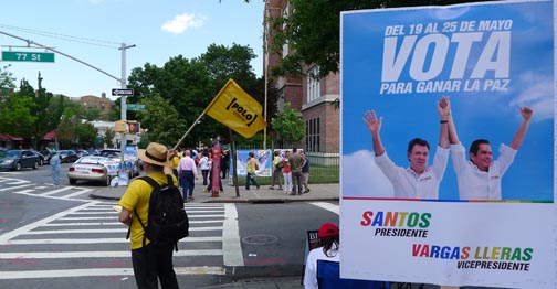Cartel del Centro Democrático y Freddy Castiblanco agitando la bandera del Polo Democrático.