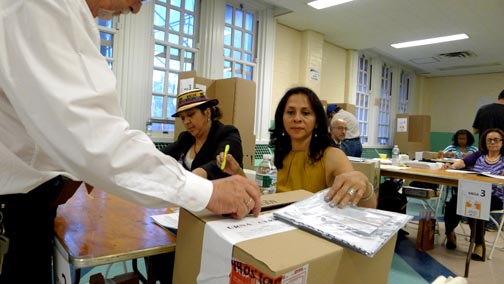 Un colombiano votando en una de las 30 urbas en la escuela pública 69 de Queens, Nueva York.