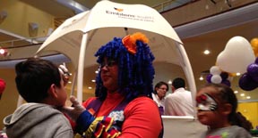El payaso JJ The Clown pintó la cara de decenas de niños durante la feria comunitaria de salud auspiciada por EmblemHealth. Fotos Javier Castaño