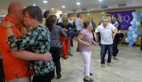 Baile animado en Paraíso Tropical. Foto Javier Castaño