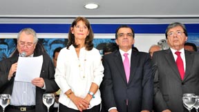 Marta Lucía Ramírez, ex candidata a la presidencia de Colombia, apoyando al candidato Oscar Iván Zuluaga, a la derecha. Foto cortesía