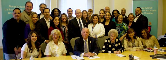 Representantes de McDonald y de la comunidad latina de Nueva York.  Foto cortesía