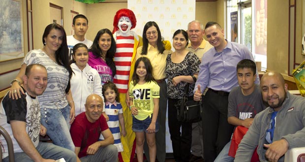 La niña Camila al centro y rodeada de su familia y de representantes de McDonald's. 