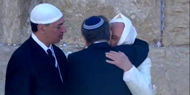 El Papa Francisco en el Muro de las Lamentaciones con sus amigos judio y musulmán. 