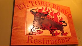 El Toro está decorado como una plaza de toros. Fotos Percy Luján