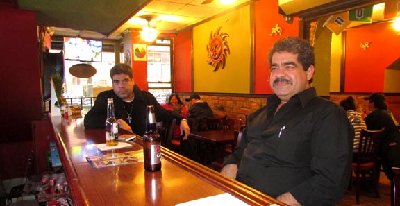 Gonzalo y Alfredo Leyva en su restaurante El Toro Bravo. 