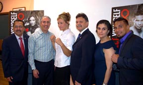 Foto: Gustavo Morales De derecha a izquierda:   Guillermo Chacón, Comisión Latina sobre el SIDA Antonio Ruberto, The LGBT Center Atleta de UFC Miesha Tate Asambleísta Félix Ortiz Jackie Poriadjian, representante de UFC Atleta de UFC Dennis Bermudez