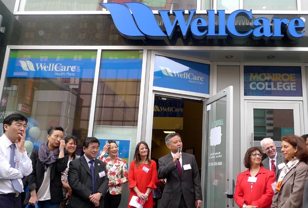 Ed Wang, gerente de ventas de Medicare para WellCare, con micrófoco en mano durante la inauguración de la nueva sede de WellCare en Flushing, Quesns. Fotos Javier Castaño