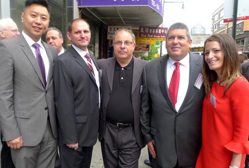 Desde la izquierda, Ed Wang, Laurence Cassar, director de ventas de Medicare, Anthony Chiarelli, gerente de mercadeo, John 