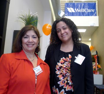 Elizabeth Rosado y Jeanette González en las nuevas oficinas de WellCare en Flushing.