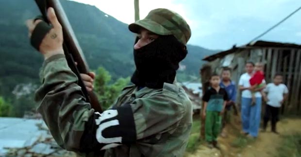 El pueblo colombiano ha sufrido el fuego cruzado entre los paramilitares, la guerrilla y el ejército. 