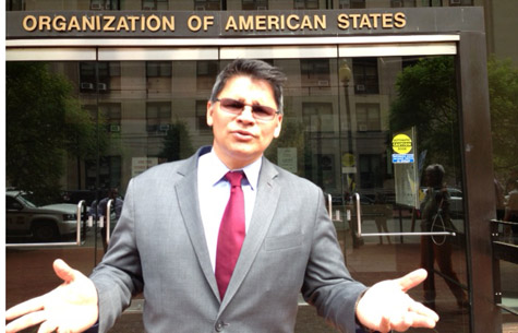 Zoilo Nieto y sus seguidores en Washington al frente del edificio de la Comisión Internacional de Derechos Humanos. Fotos Javier Castaño