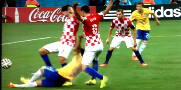 El momento de la infracción contra el delantero de Brasil que no fue pena máxima.