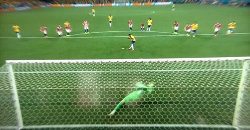 Neymar anotando su primer gol de pena máxima.
