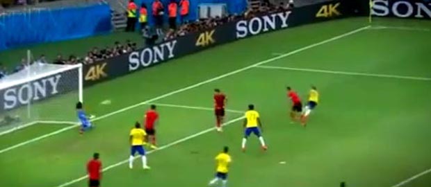 Este disparo de Neymar no logró vencer al arquero de México, quien impidio que la pelota entrara en su arco en varias ocasiones de gol.