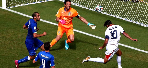 Bryan Ruiz de Costa Rica al momento de hacerle el gol a Italia. 