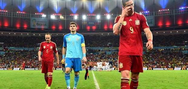 Los jugarores de España mostraron su tristeza al final del partido con Chile. 