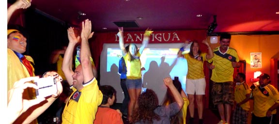 Colombianos celebrando los goles en el centro nocturno D'Antigua.