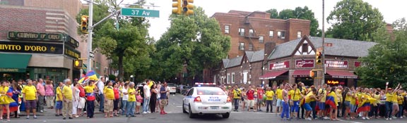 Colombianos festejando frente al Chivito de Oro y Las Margaritas.