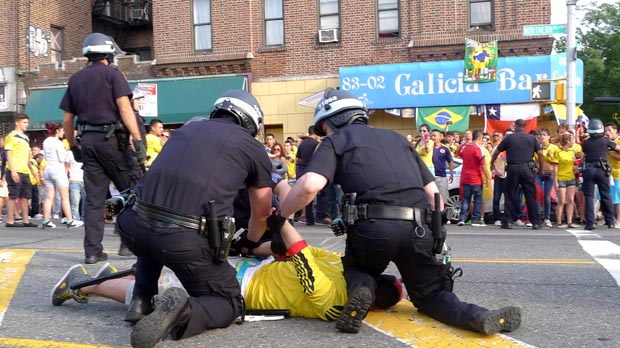 Un colombiano siendo arrestado en la mitad de Northern Boulevard y la calle 83. Fotos Javier Castaño