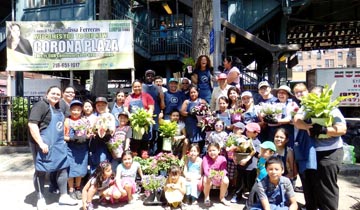El grupo de voluntarios que limpió Corona Plaza. Foto cortesía