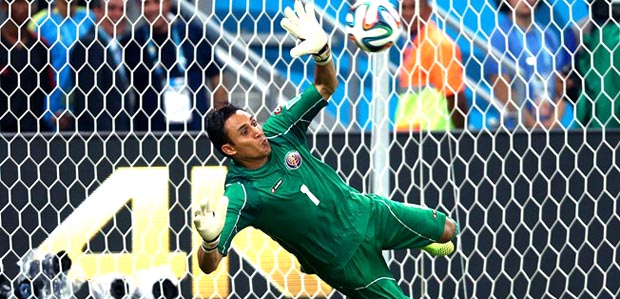 el arquero de Costa Rica que detuvo un disparo de tiro penal.