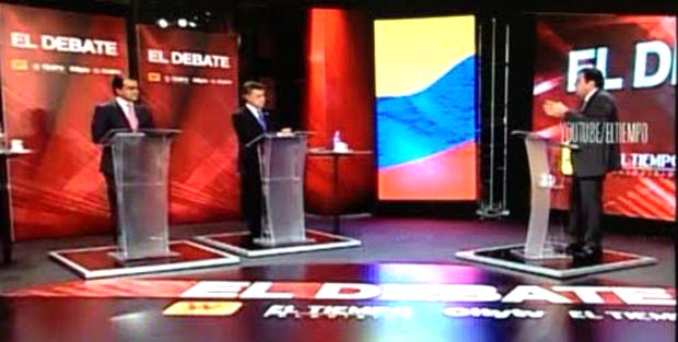 Desde la izquierda, Oscar Iván Zuluaga del Centro Democrático, el presidete Juan Manuel Santos del Partido de la U, y Roberto Pombo, director de El Tiempo, donde se hizo el debate.